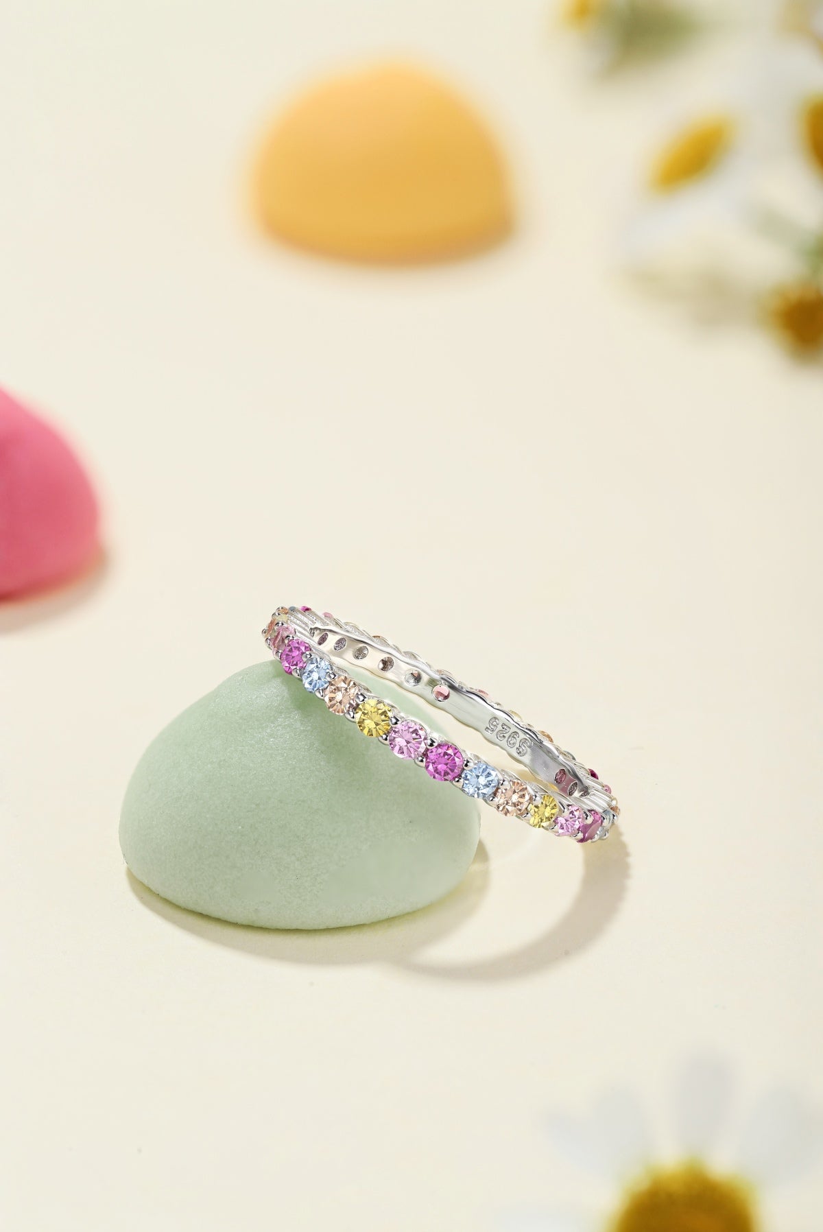 alliance rainbow en zirconium et argent 925 sur fond blanc Estrée Paris 