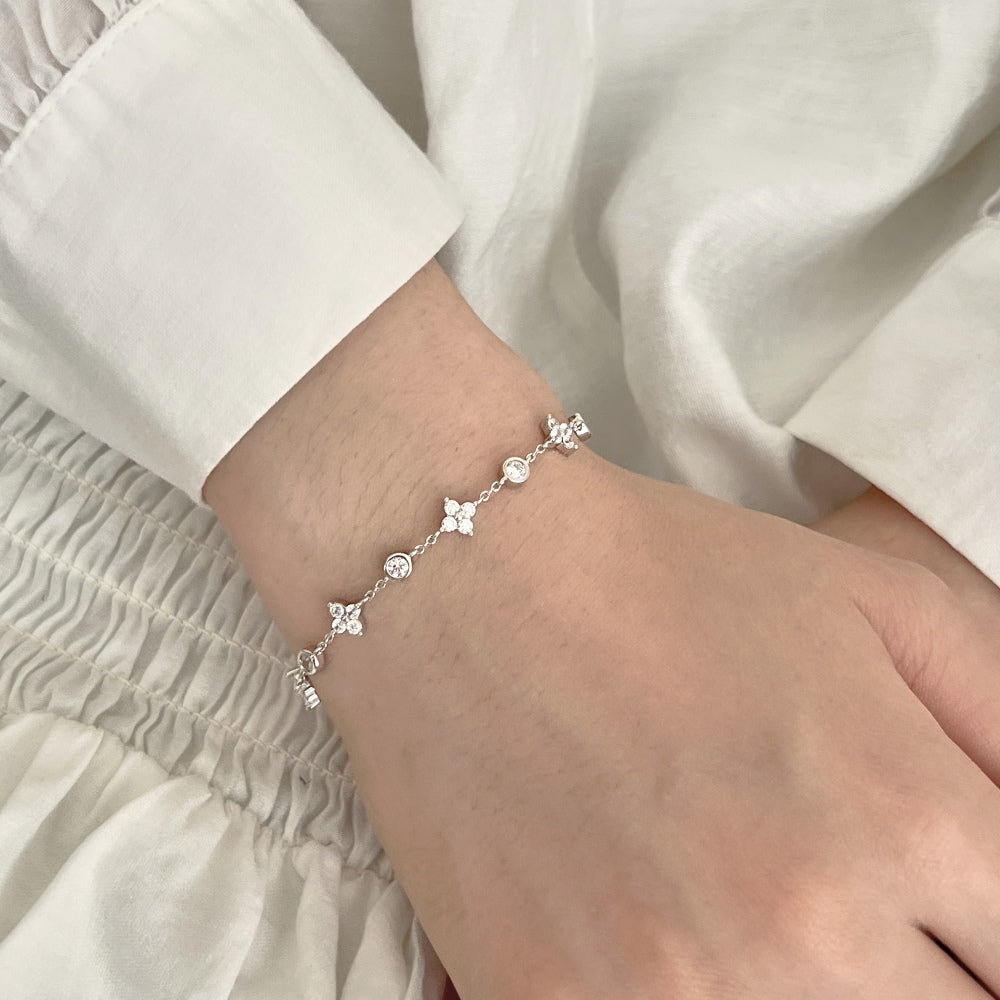 Bracelet Rain Clover Argenté en zirconium et argent 925 sur poignet Estrée Paris