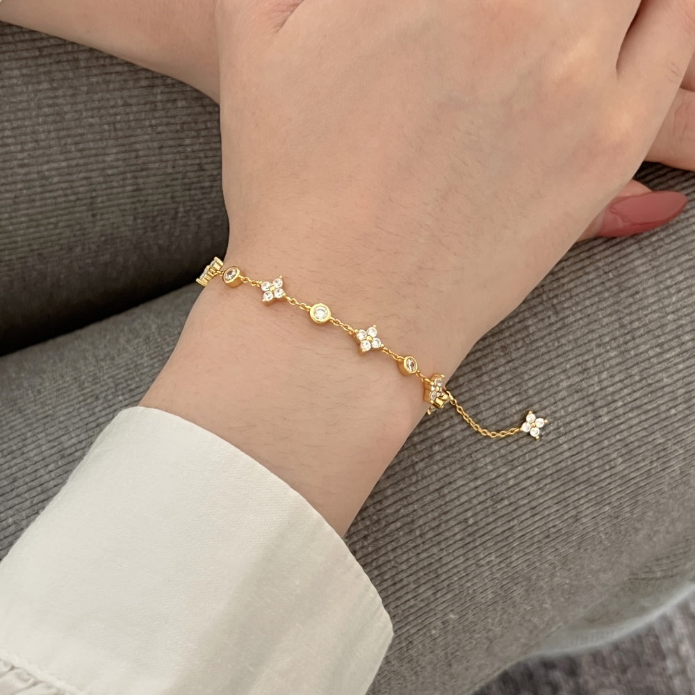 Bracelet Rain Clover Doré en zirconium et argent 925 sur poignet Estrée Paris